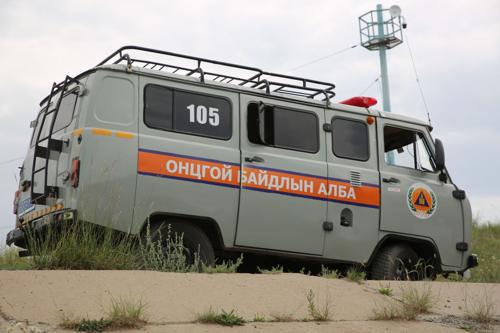 Автомашины суудал хооронд хавчуулагдсан хүүхдийг эсэн мэнд гаргажээ