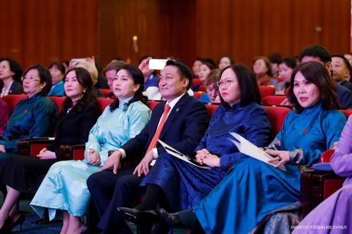 “Бид эмэгтэйчүүд” чуулганаар орон нутгийн шийдвэр гаргах түвшин дэх эмэгтэйчүүдийн оролцоог нэмэгдүүлэх талаар хэлэлцэж байна