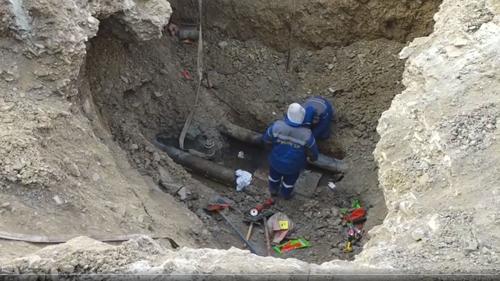 БЗД-ийн 10 дугаар хороонд цэвэр усны шугам задарч, таван айлын гэр усанд автжээ