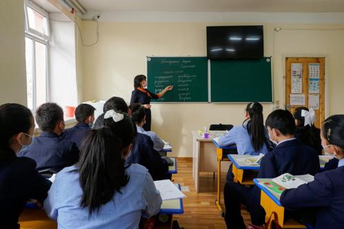 Нийслэлийн 117 багш, ажилтны нэг удаагийн тэтгэмжийг олгохоор болжээ