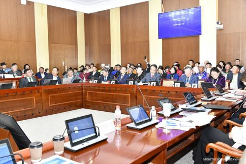 “Халзан бүрэгтэй” орд газрын ашиглалт, байгаль орчинд үзүүлэх сөрөг нөлөөлөл, эрсдэлийг нарийвчлан судлах сэдэвт ерөнхий хяналтын сонсголд 60 иргэн үг хэлж, саналаа илэрхийлэв