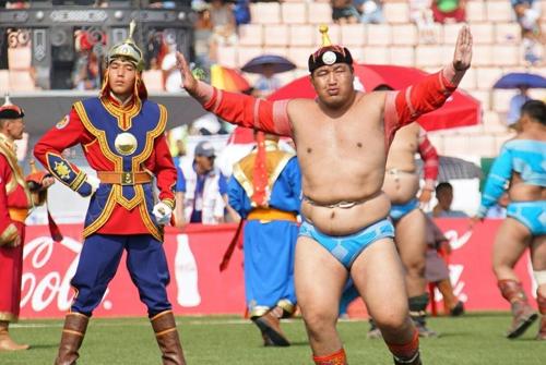 Увс аймгийн бөхийн барилдаанд улсын арслангууд зодоглохгүй