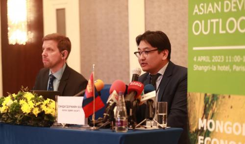 Монголын эдийн засаг энэ онд 5.4 хувь, 2024 онд 6.1 хувиар өсөх төлөвтэй байна