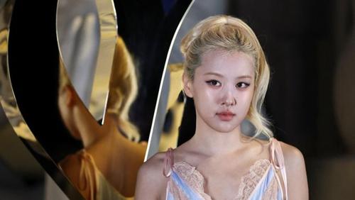 "Elle UK" зурагнаас Rose-ийг хассан нь шүүмжлэл дагууллаа