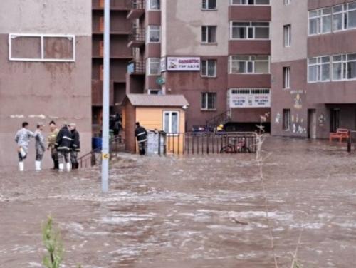 Үерт өртсөн барилгуудын хаяавч бетон хагарч, суулт өгсөн байжээ