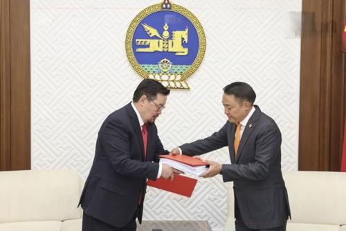 Монгол Улсын 2026 оны төсвийн тухай хуулийн төслийг өргөн барилаа