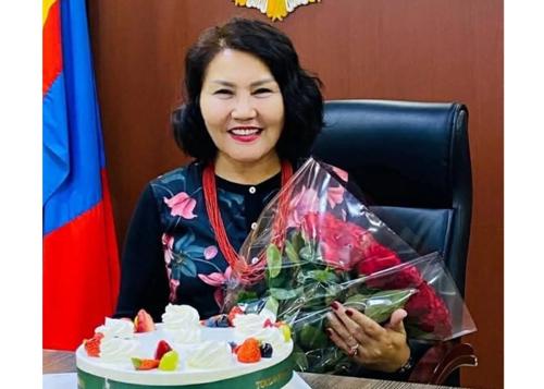 Тэтгэвэртээ гарсан хурандаа Т.Нарантуяа "дунд чөмгөөрөө жиргэж” байна